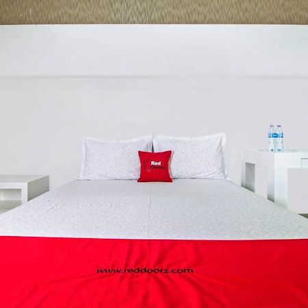 Отель Reddoorz @ Pulomas Джакарта Экстерьер фото