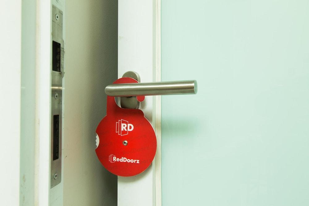 Отель Reddoorz @ Pulomas Джакарта Экстерьер фото