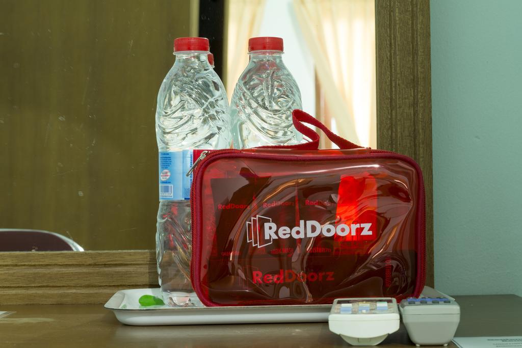 Отель Reddoorz @ Pulomas Джакарта Экстерьер фото